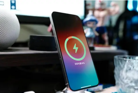 腾冲苹果15换屏服务分享用什么充电器给iPhone15充电更好 